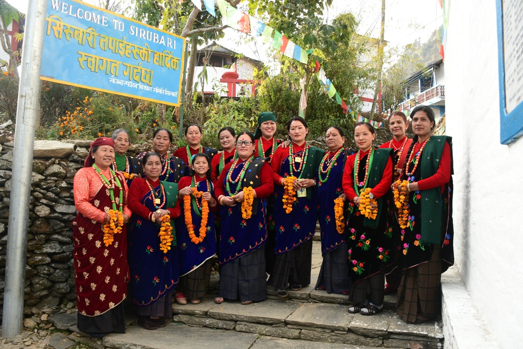 नेपालकै पहिलो पर्यटन गाउँ स्याङ्जाको सिरुबारीमा पर्यटकलाई स्वागत गर्न बसेका महिलाहरू। तस्बिरः सेतोपाटी